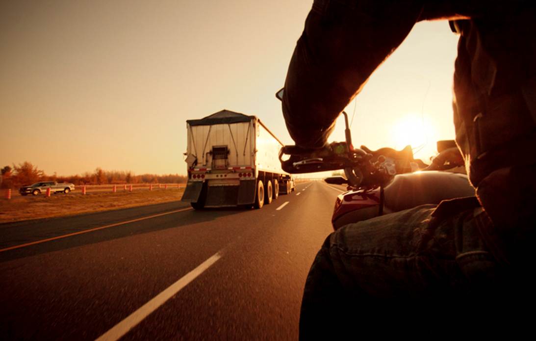 A person riding a motorcycle on a road

AI-generated content may be incorrect.